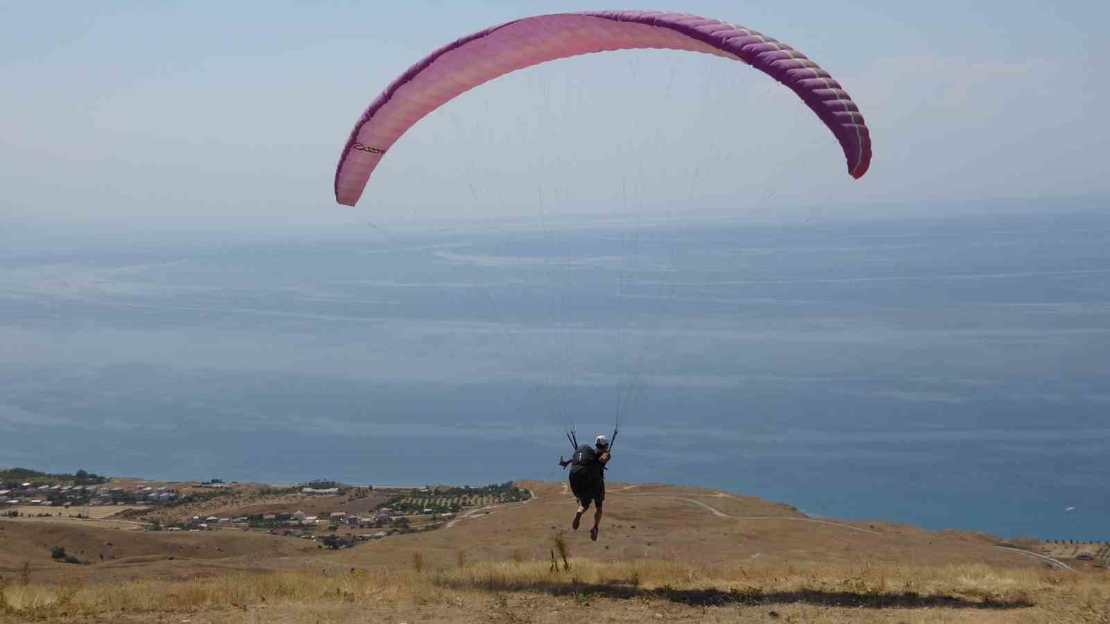 Van Gölü sahilinde yamaç paraşütü yarışması nefes kesti