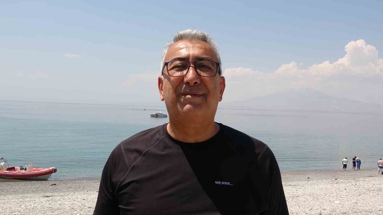 Van Gölü sahilinde yamaç paraşütü yarışması nefes kesti