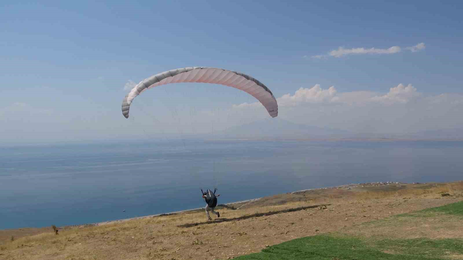 Van Gölü sahilinde yamaç paraşütü yarışması nefes kesti