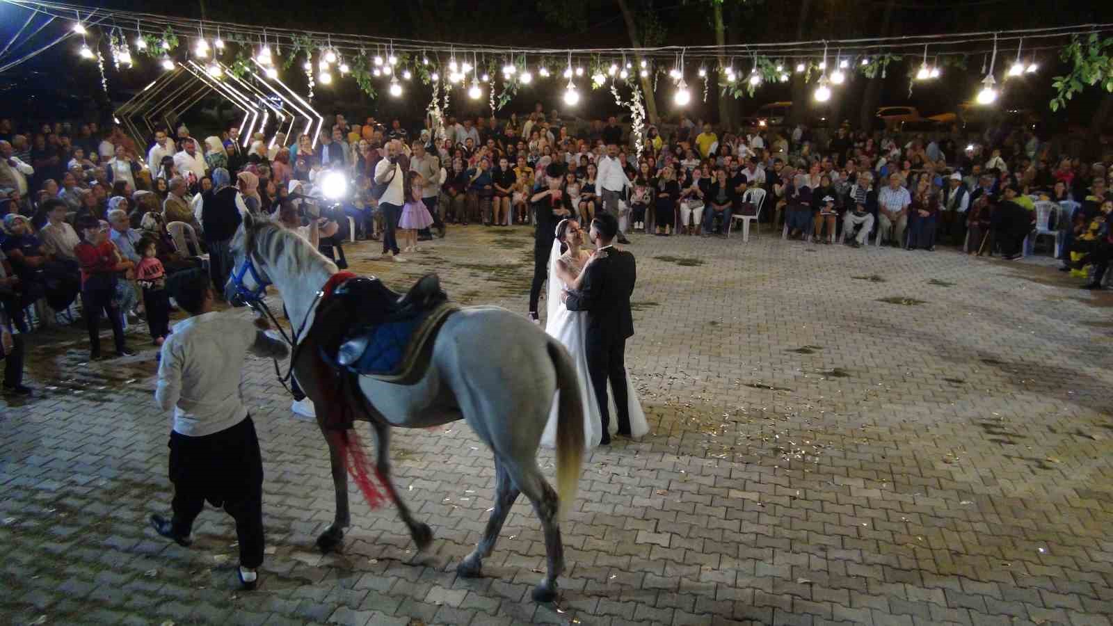 Babası vasiyet etti düğün salonuna at sırtında geldi
