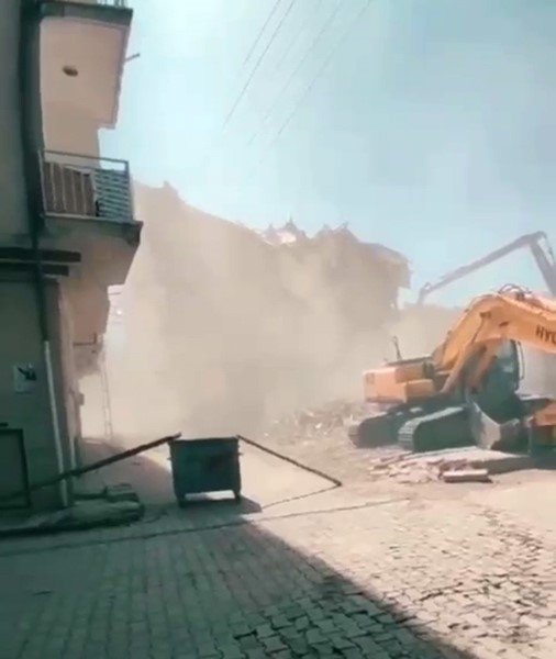 5 katlı bina korna sesiyle yerle bir oldu