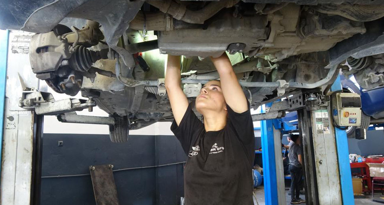 Arabalara ilgi duyan 17 yaşındaki genç kız, Burdur sanayisinin tek kadın ustası oldu