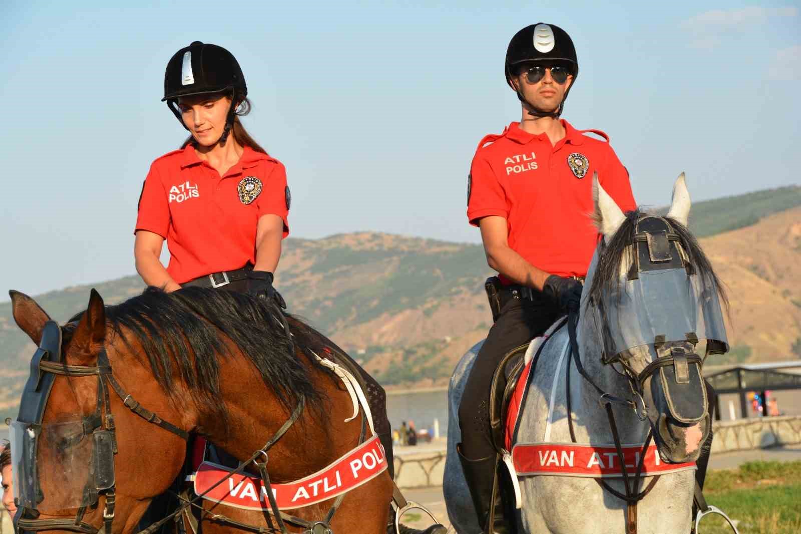 Atlı birlikler Tatvan sahilinde devriye attı