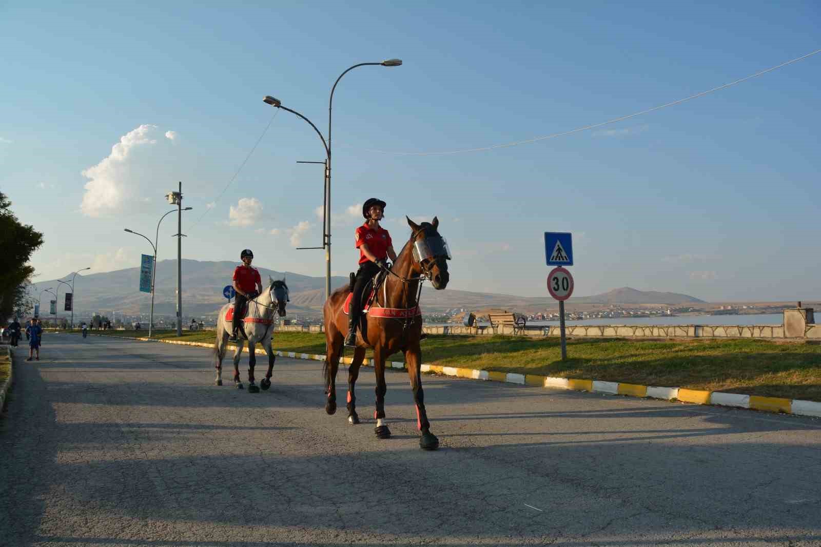 Atlı birlikler Tatvan sahilinde devriye attı