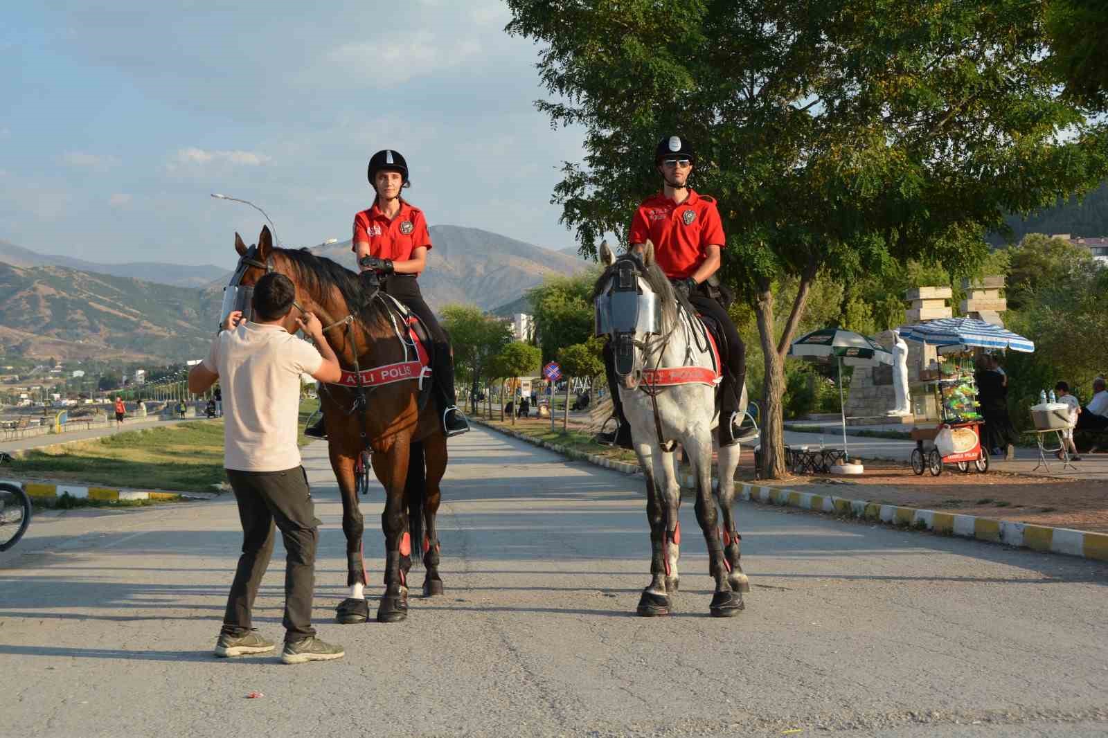 Atlı birlikler Tatvan sahilinde devriye attı