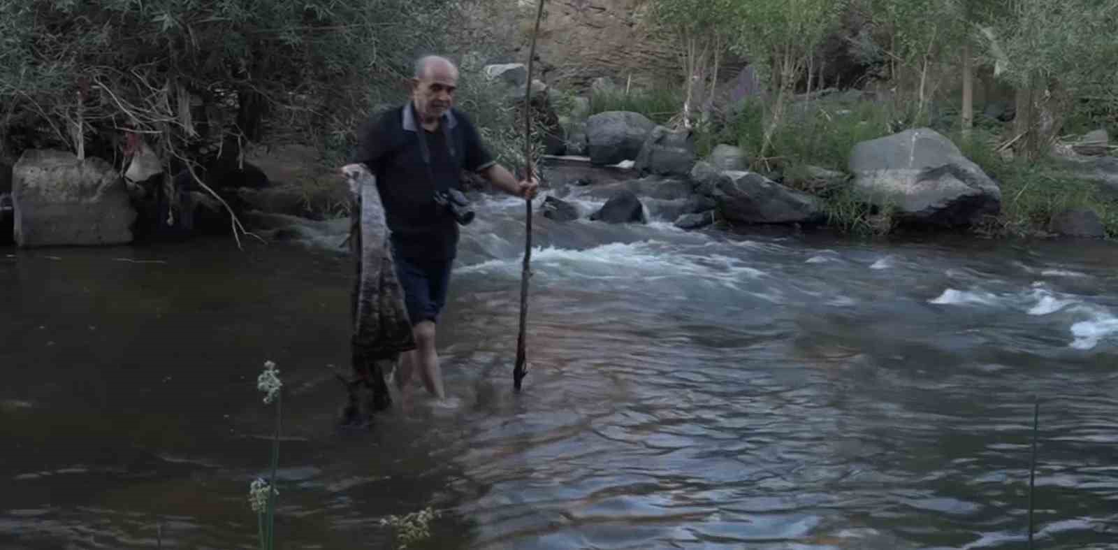 Doğa fotoğrafçısı Deliçay’da çöp topladı