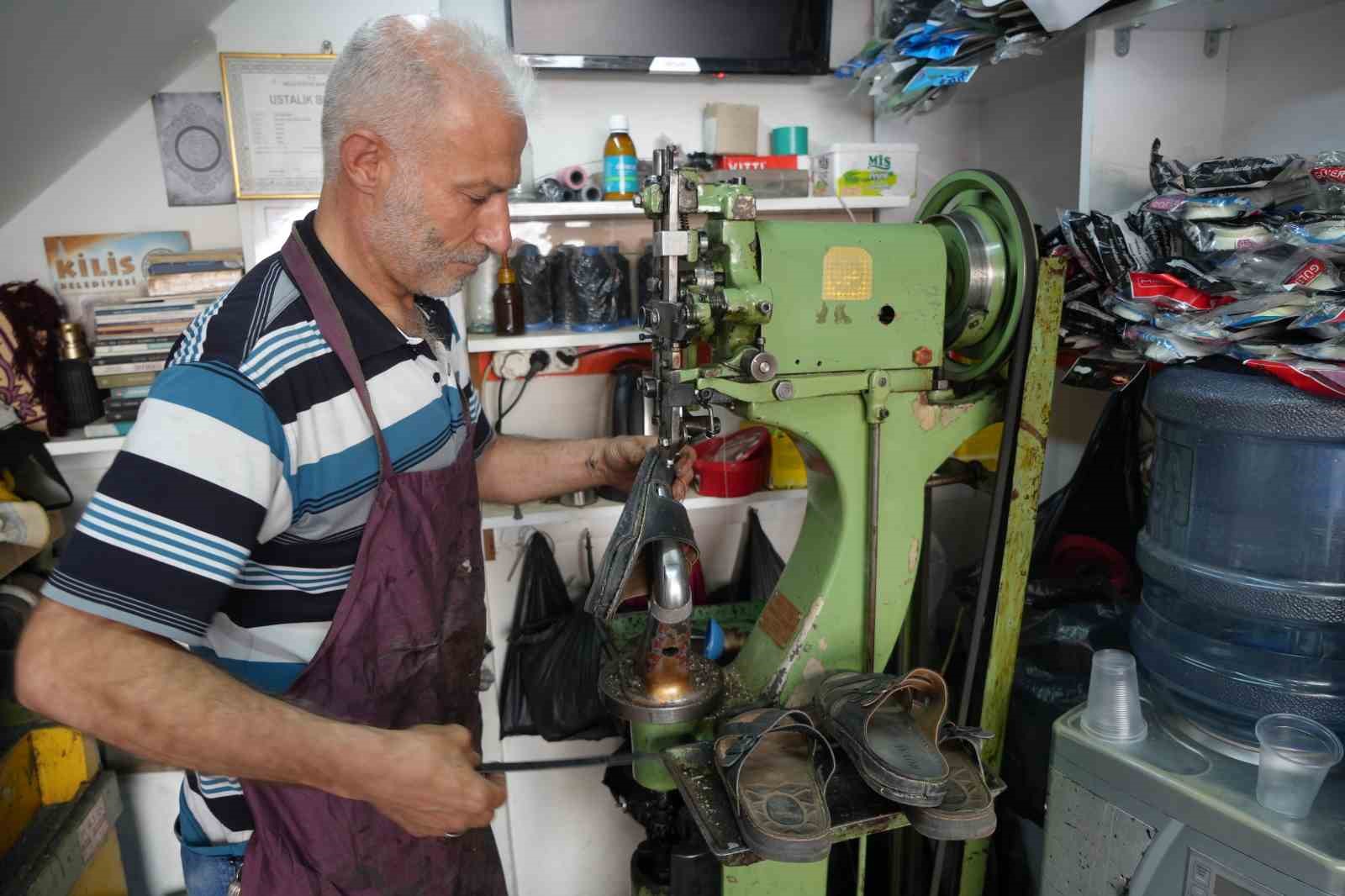 7 metrekarelik dükkanda 40 yıldır ayakkabı tamir ediyor