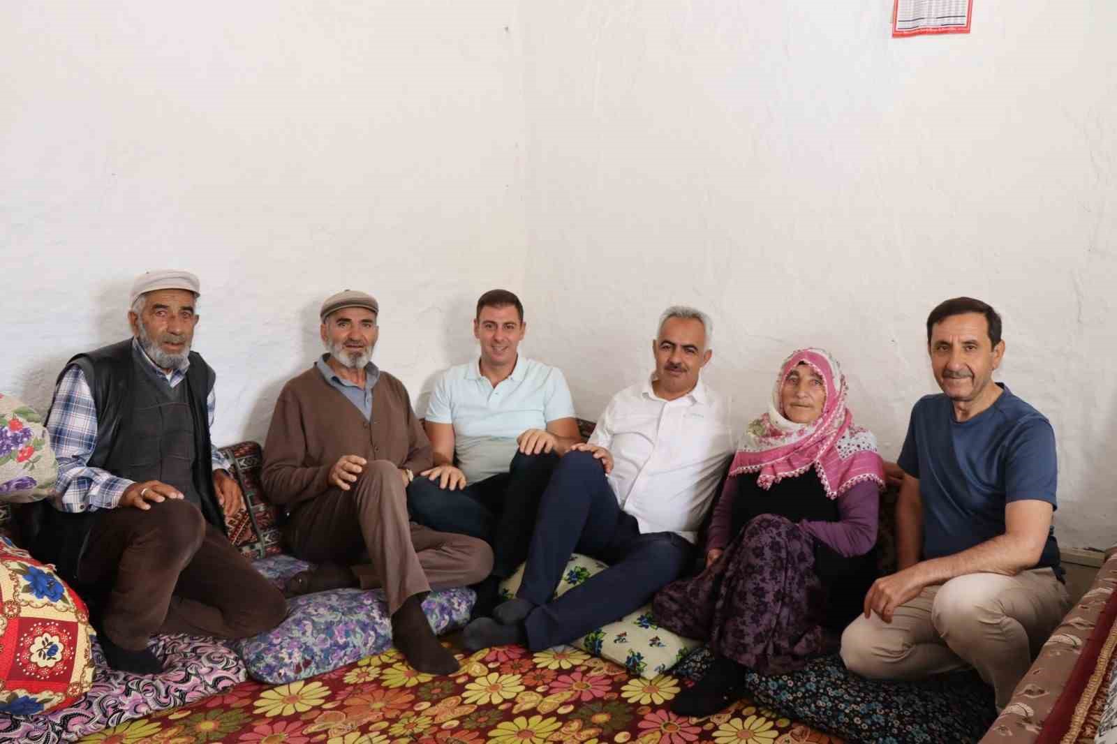 72 yaşında köyüne muhtar oldu