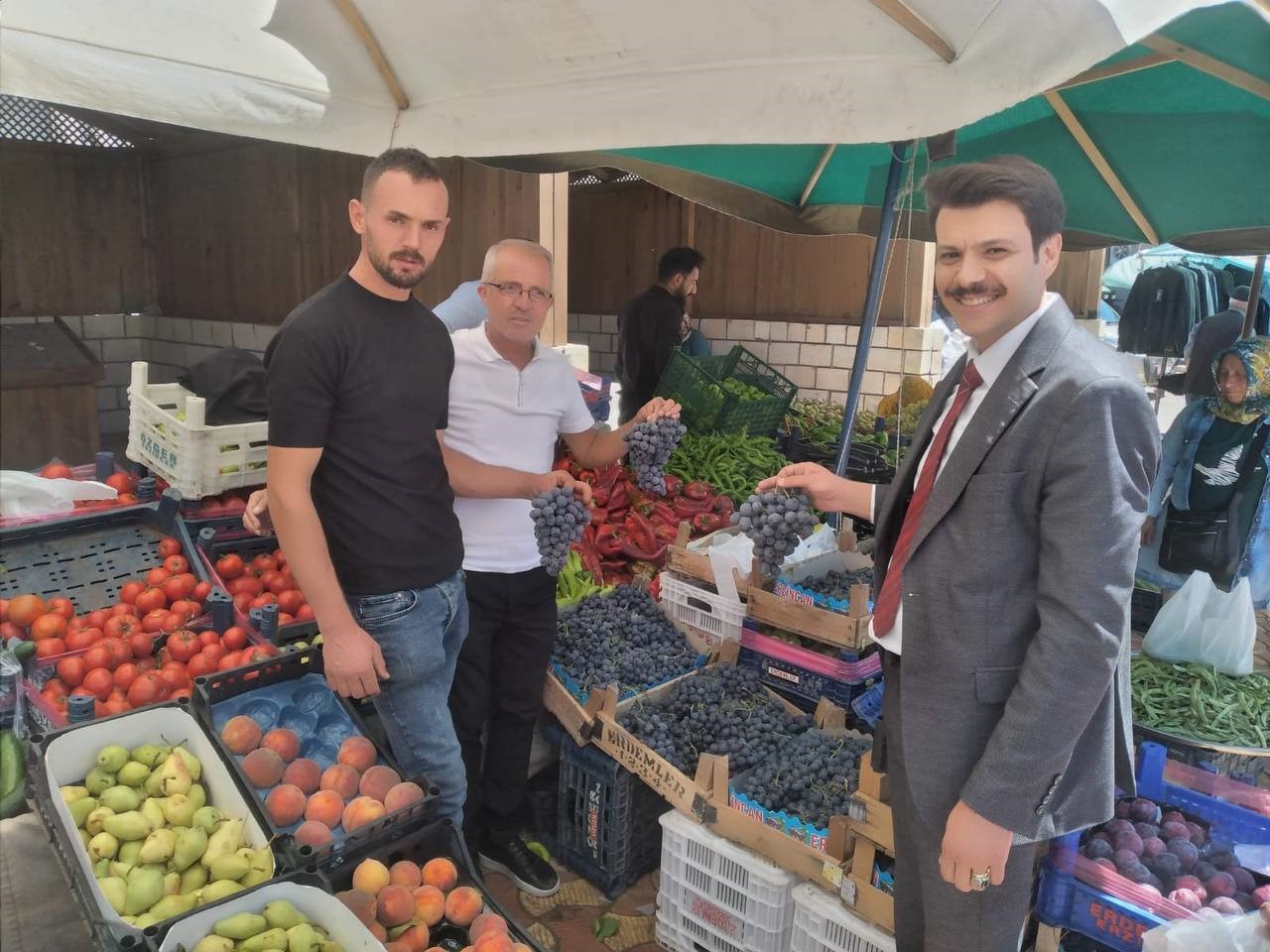Tescilli Cimin üzümü kilosu 100 TL’den tezgahtaki yerini aldı
