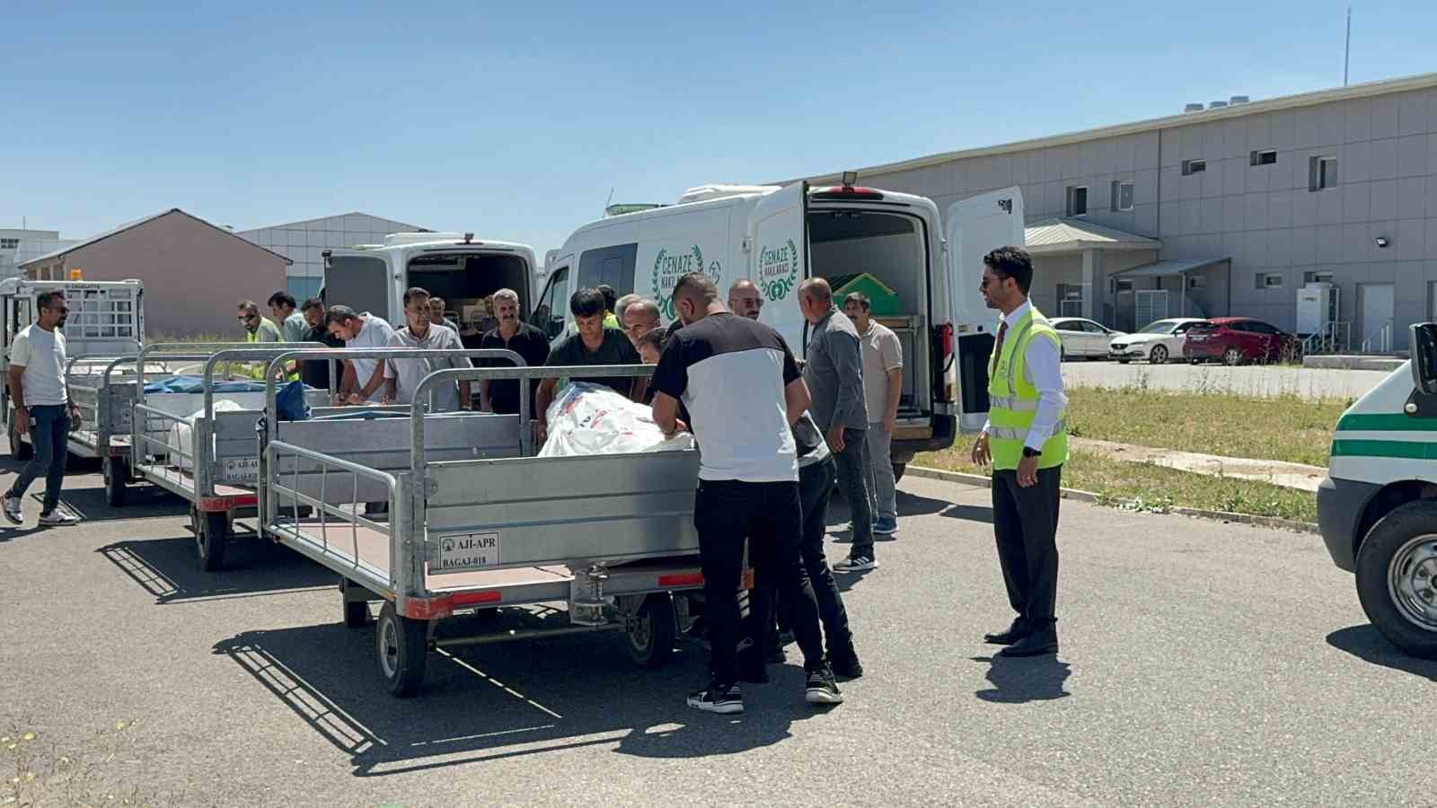 Otobüs kazasında hayatını kaybedenlerin cenazesi defnedilmek üzere Ağrı’ya getirildi