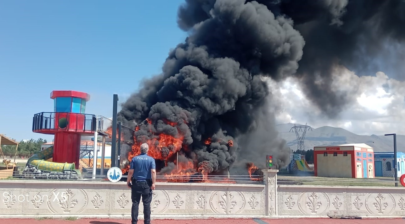 Çocuk parkında maket uçak cayır cayır yandı