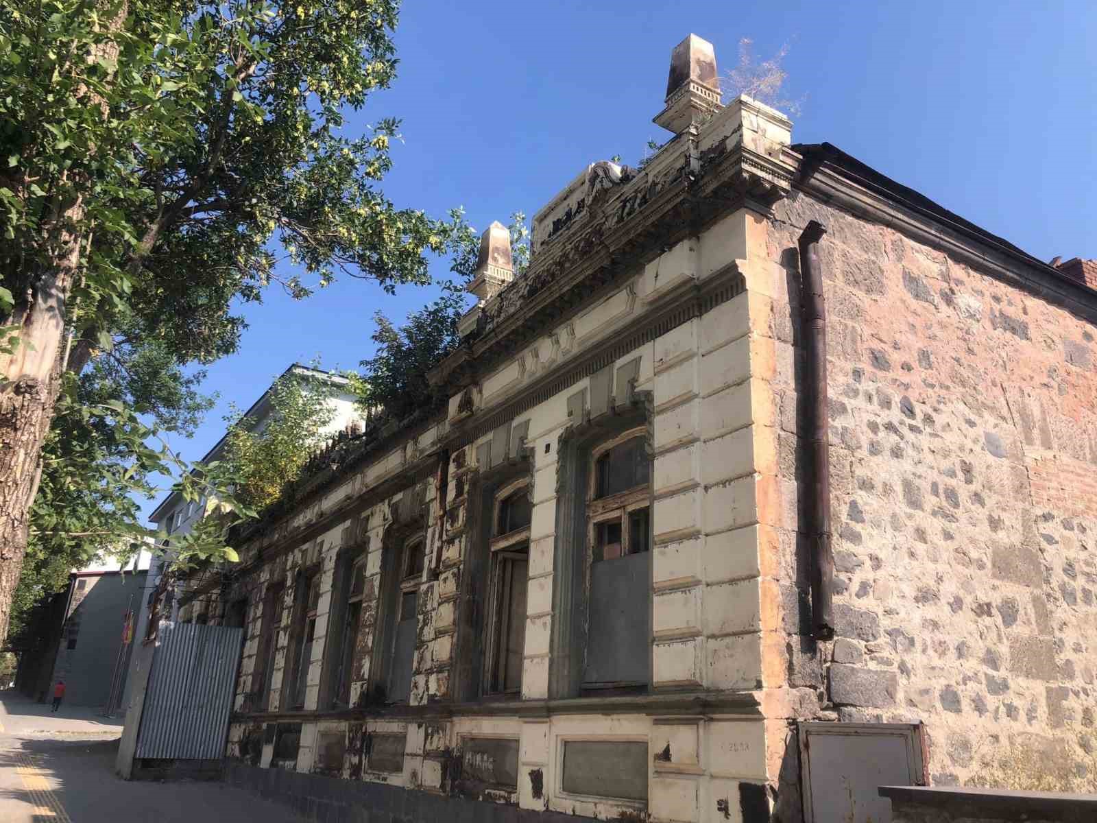 Kars’ta tarihi bina koruma altına alınmayı bekliyor