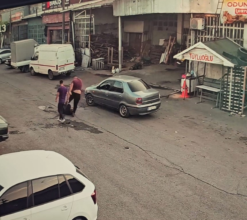 Arabayla çarpıp, dakikalarca tekmelediler