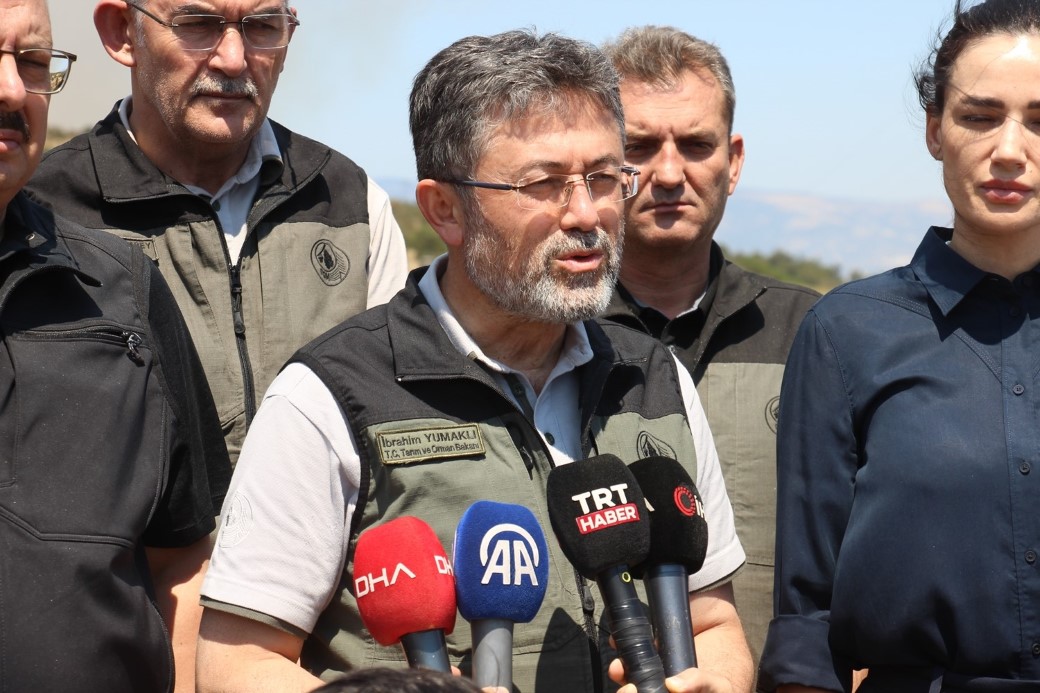 Bakan Yumaklı’dan güzel haber: Karşıyaka, Urla ve Göynük’teki yangınlar söndürüldü