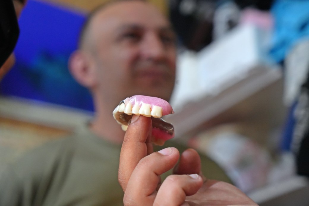 Denize takma dişini düşenlerin imdadına yetişiyor