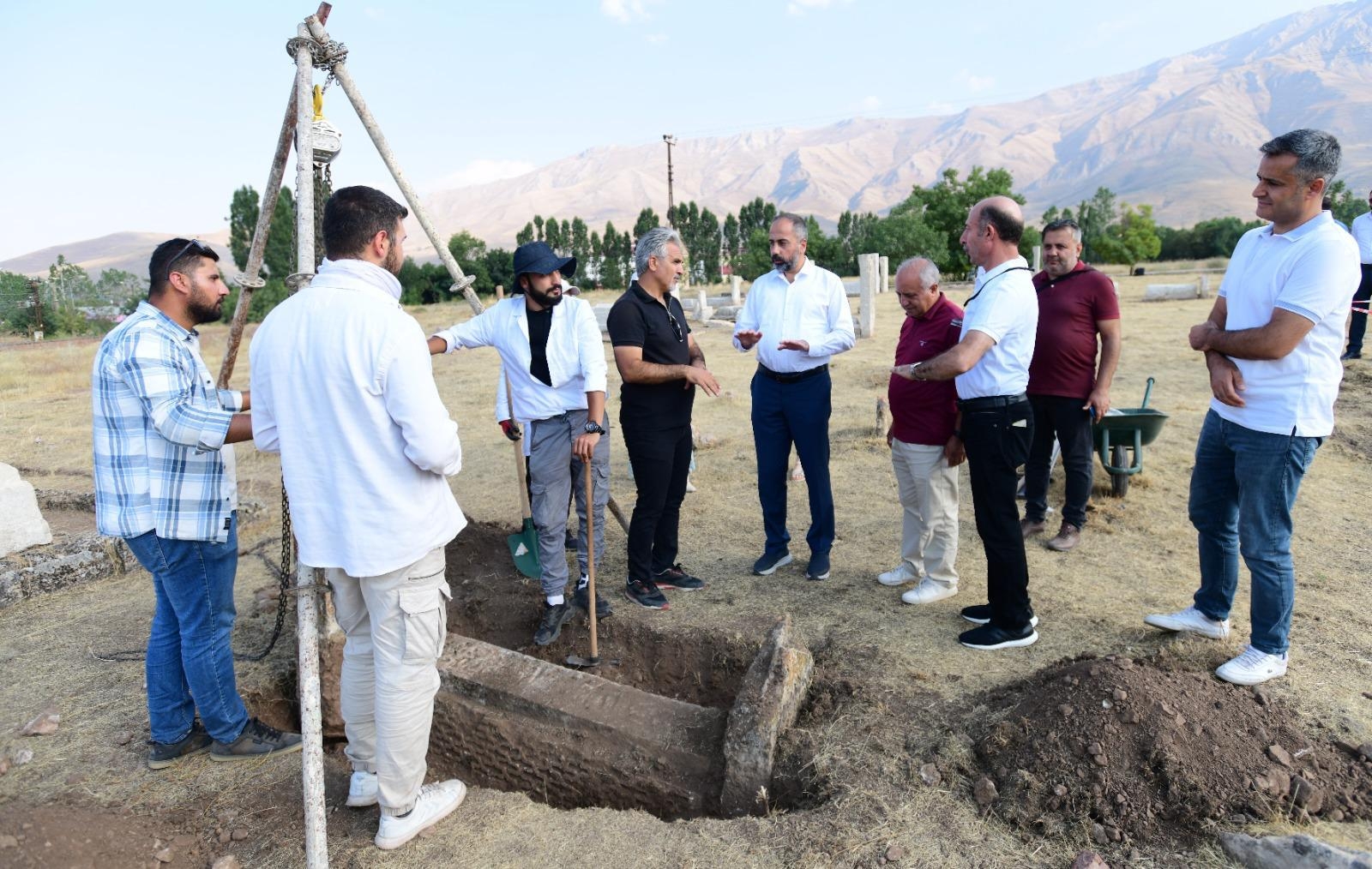 Gevaş Selçuklu Mezarlığı’ndaki kazı ve restorasyon çalışmaları sürüyor