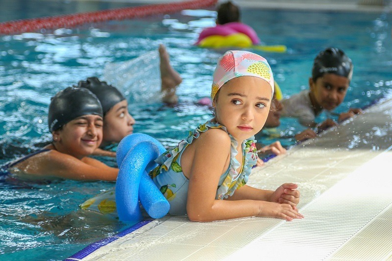 Gürpınarlı çocuklar hem serinliyor hem de yüzme öğreniyor