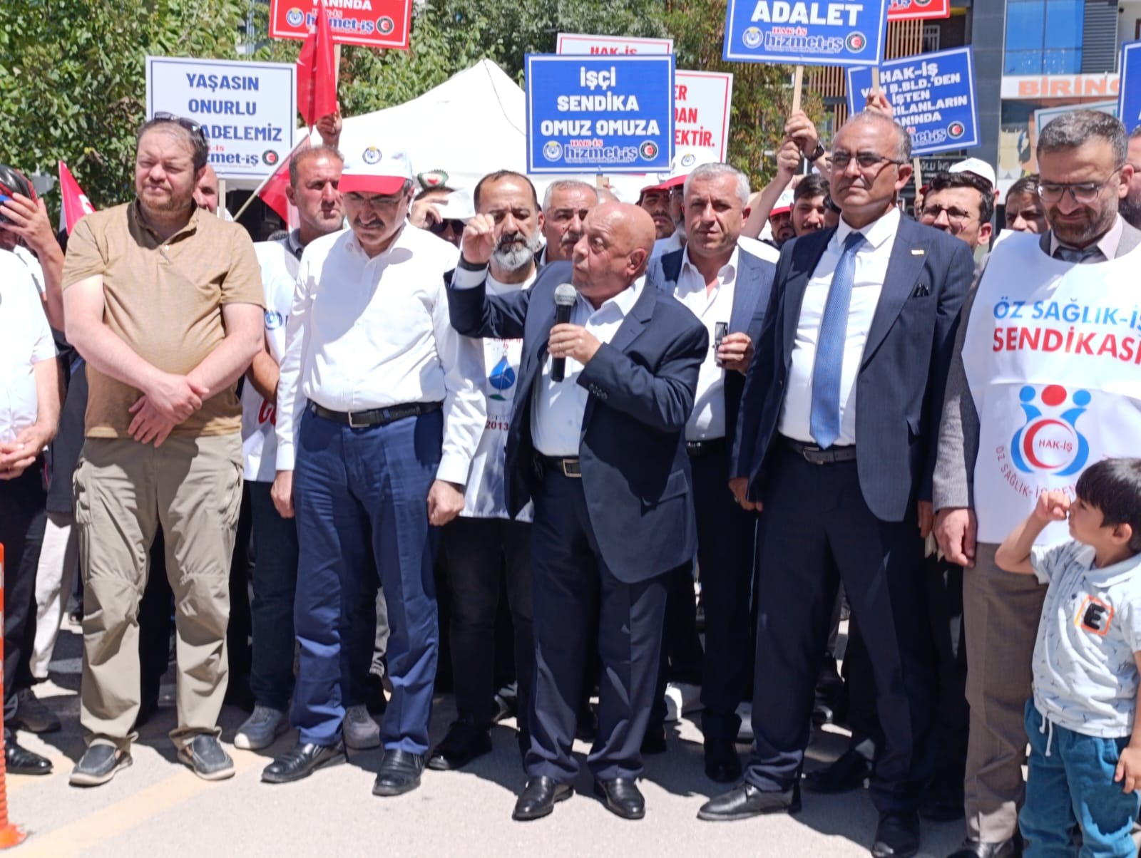 HAK-İŞ Başkanı Arslan Van’da işten çıkarılanları ziyaret etti