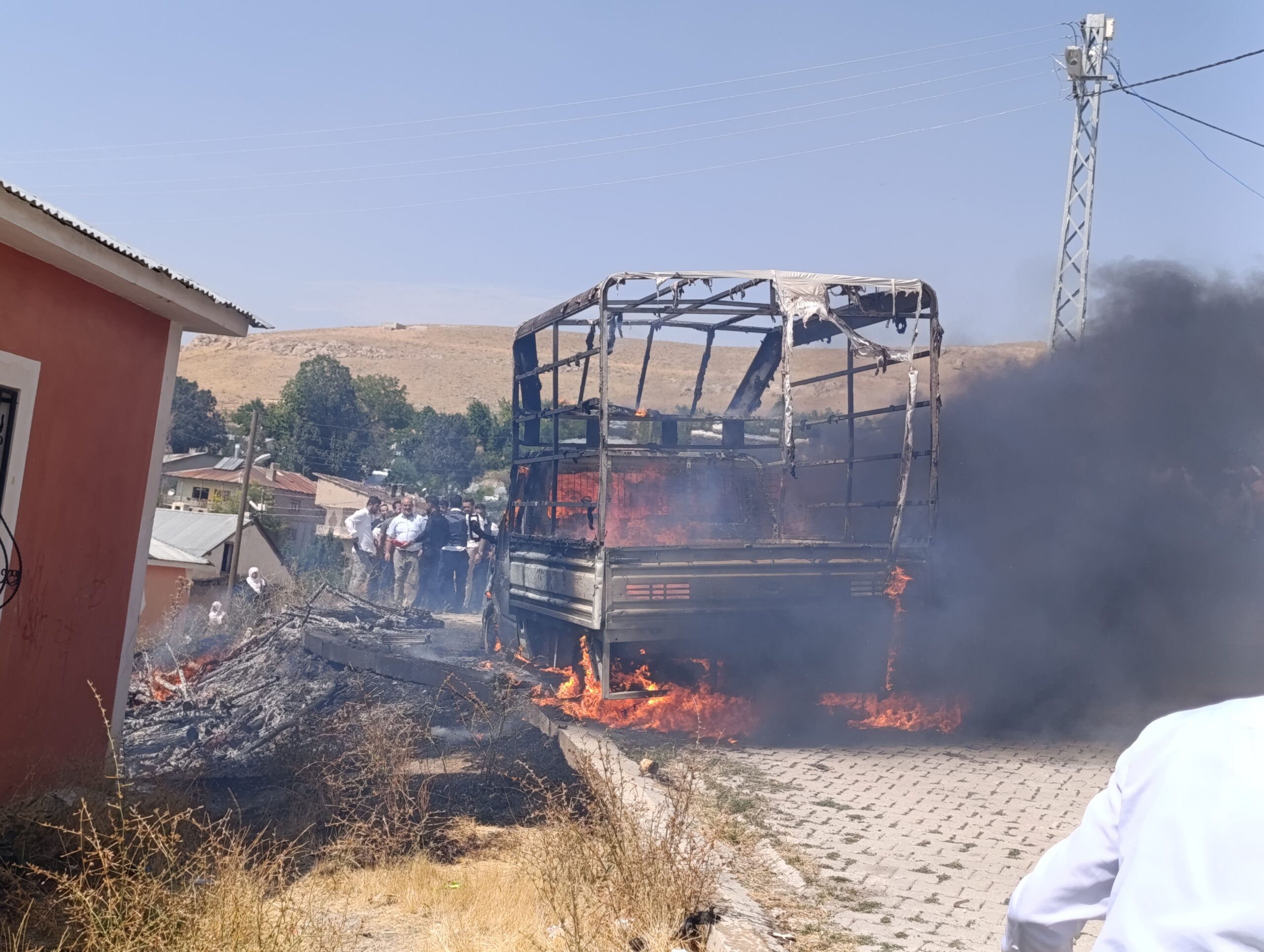 Van’da kuru ot yangını aracı küle çevirdi