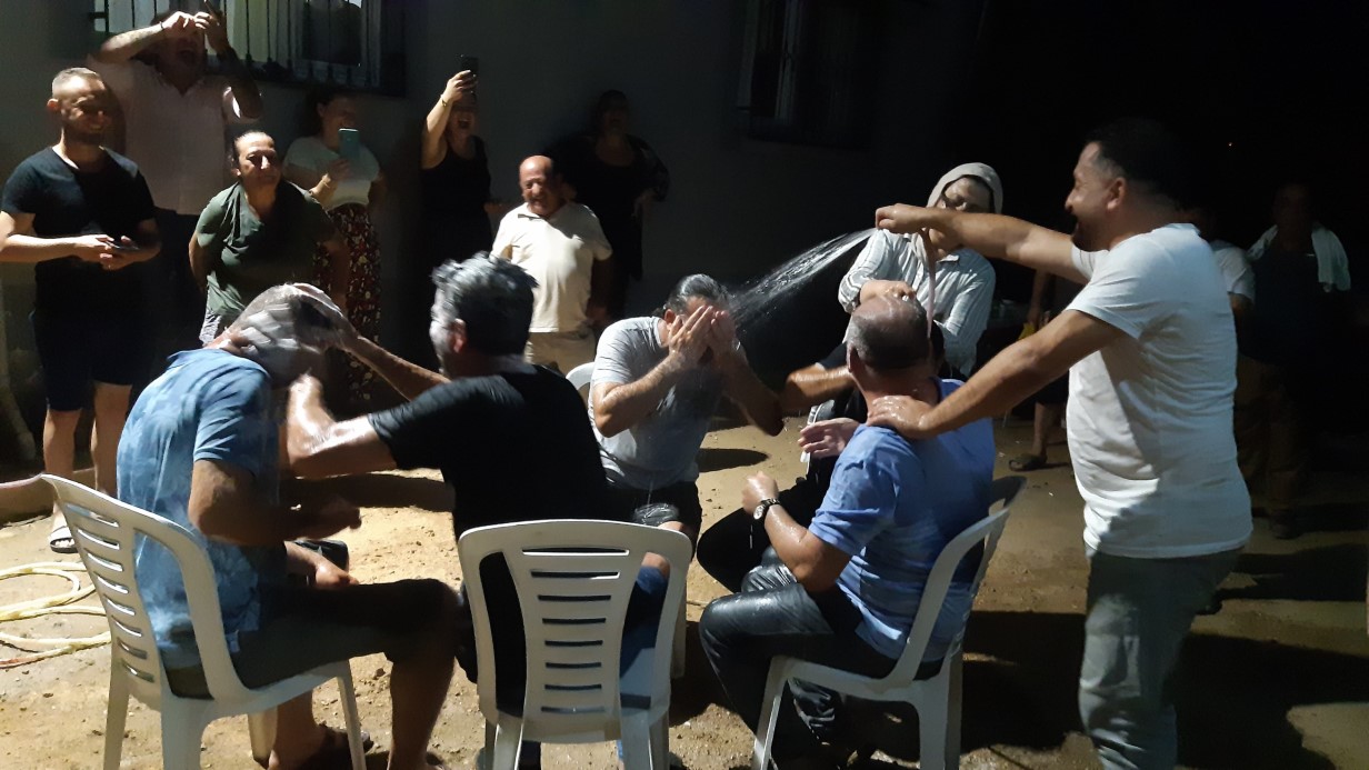 İlginç gelenek: Damat tarafına davul zurna eşliğinde şampuanla duş aldırdılar