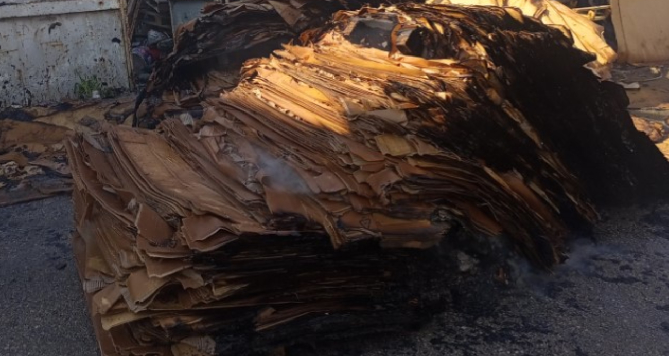 Şarjda bırakılan telefon, ambalaj fabrikasını küle çevirdi