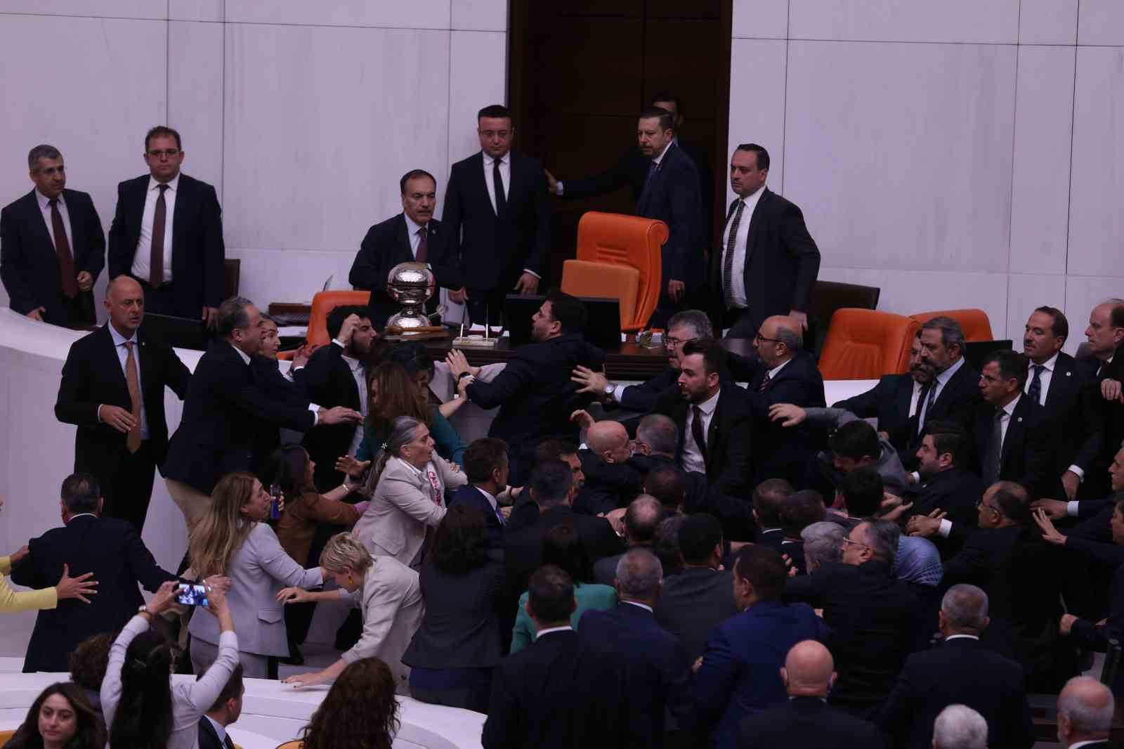 TBMM’de yumruklu kavga!  