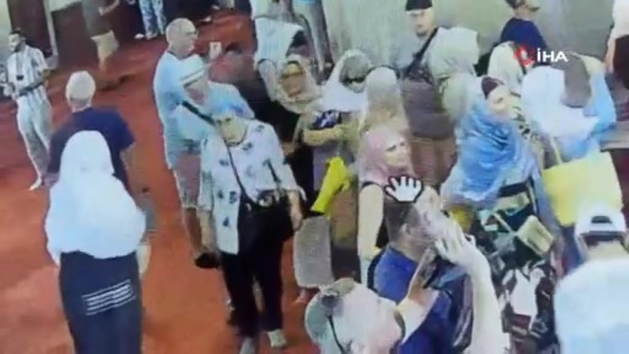 Turistler turistleri soydu. İşte o görüntüler