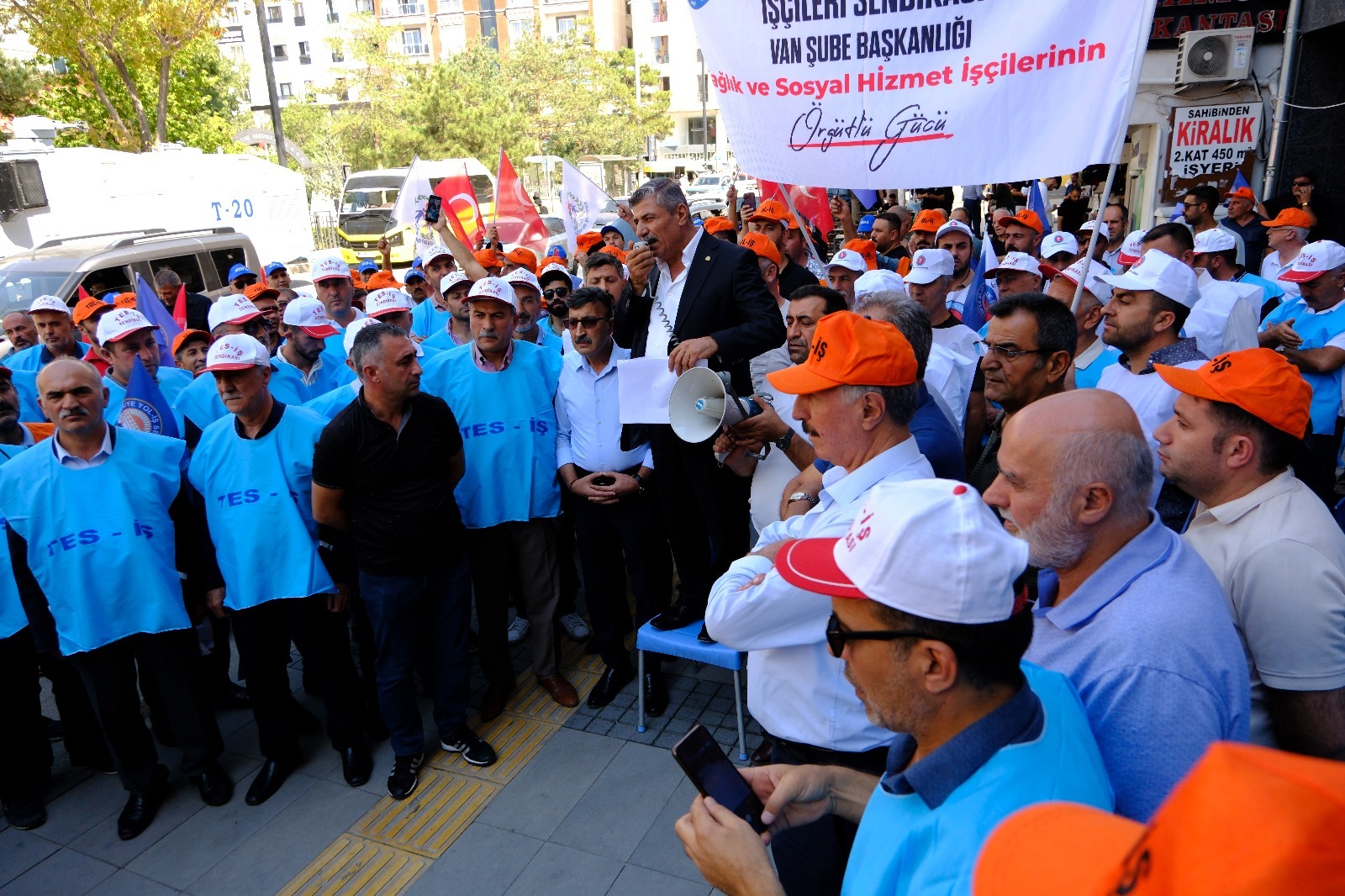 Türk-İş Konfederasyonu Van’da eylem yaptı