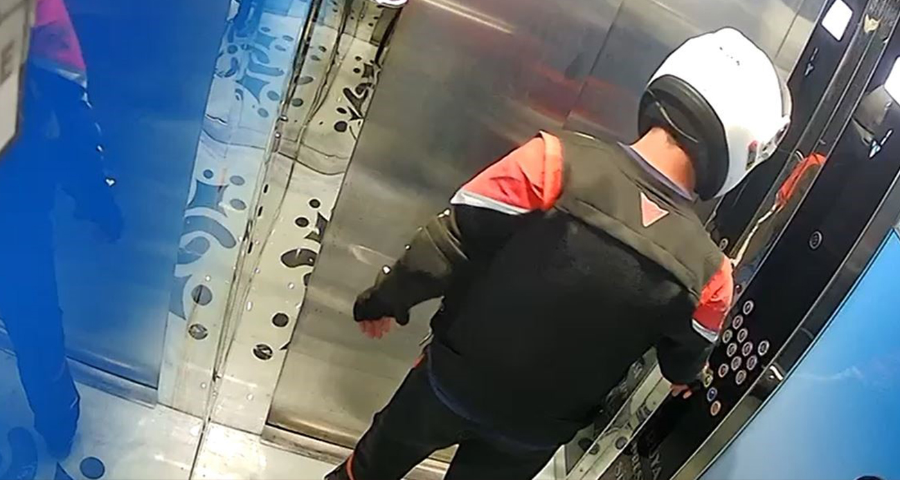 Tuvaletini yaptığı asansörde mahsur kaldı