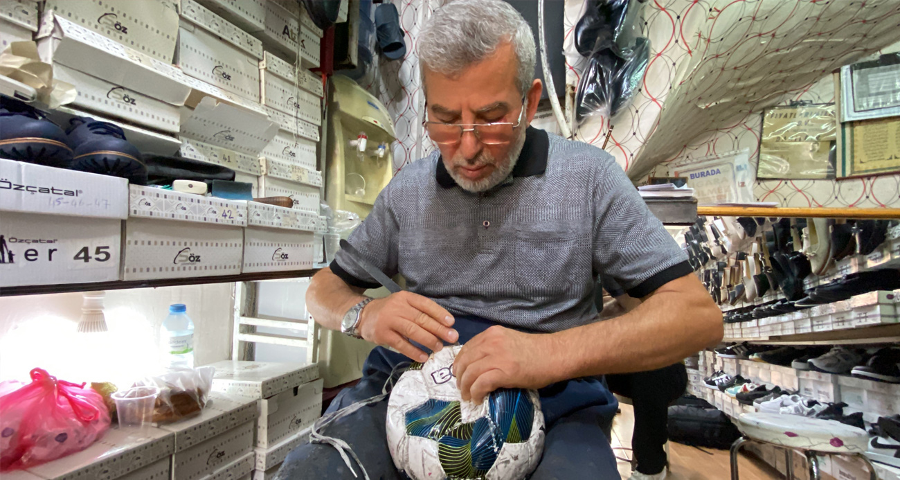 Üçüncü kuşak olarak top tamiri yapıyor