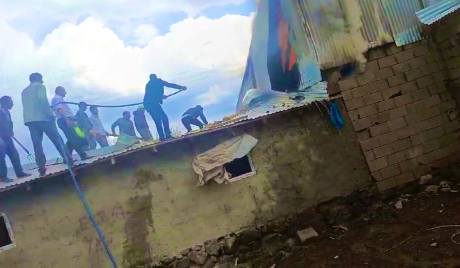 Van’da 2 mahalleye yıldırım düştü!