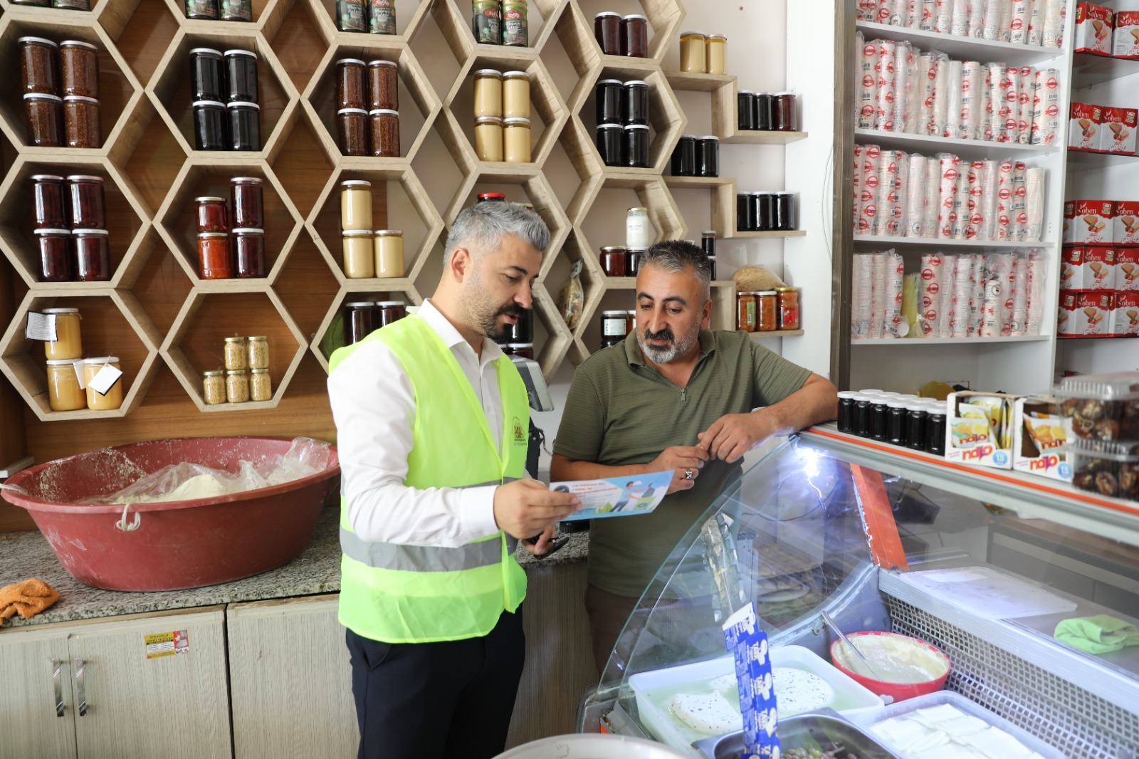 Van’da çöp bırakma saati ile ilgili bilgilendirme broşürleri dağıtıldı
