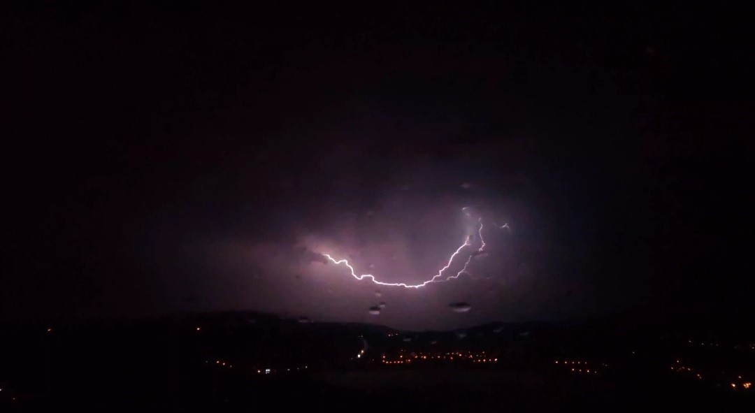 Van’da şimşekler geceyi aydınlattı  