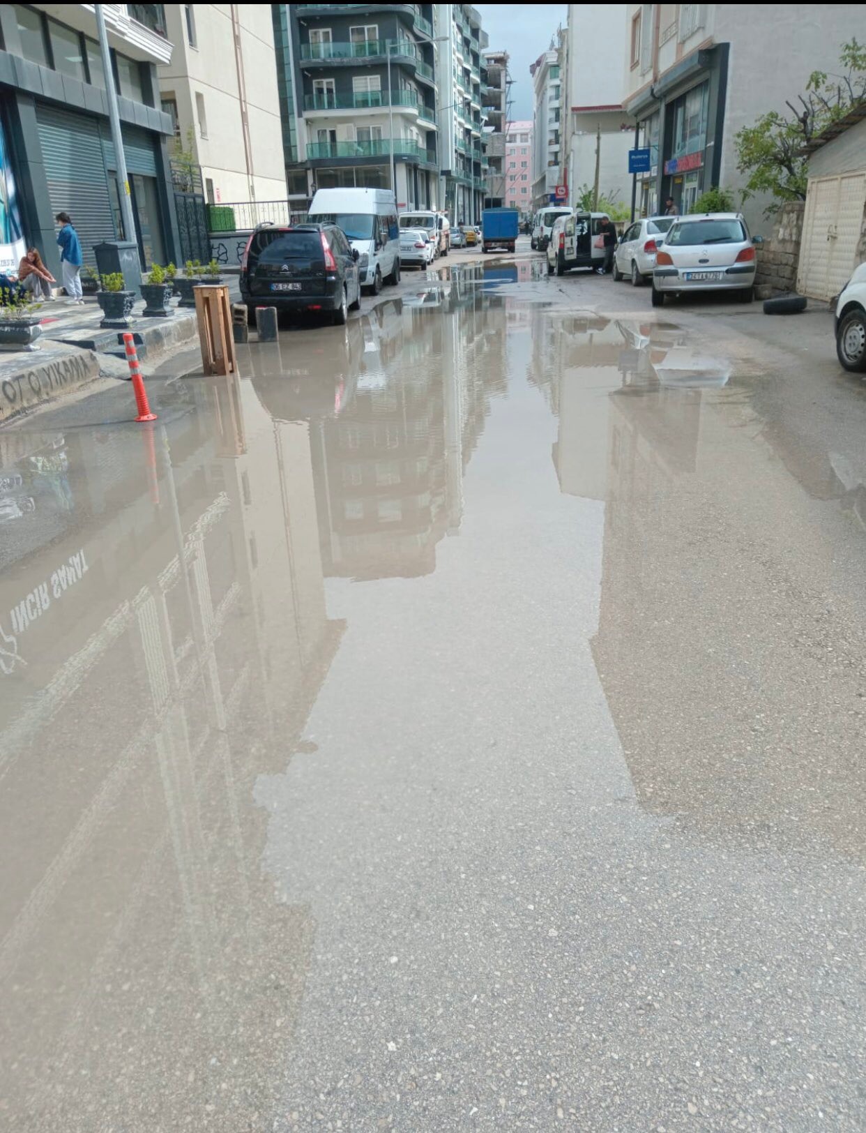 Van’da sokaklar sular altında kaldı