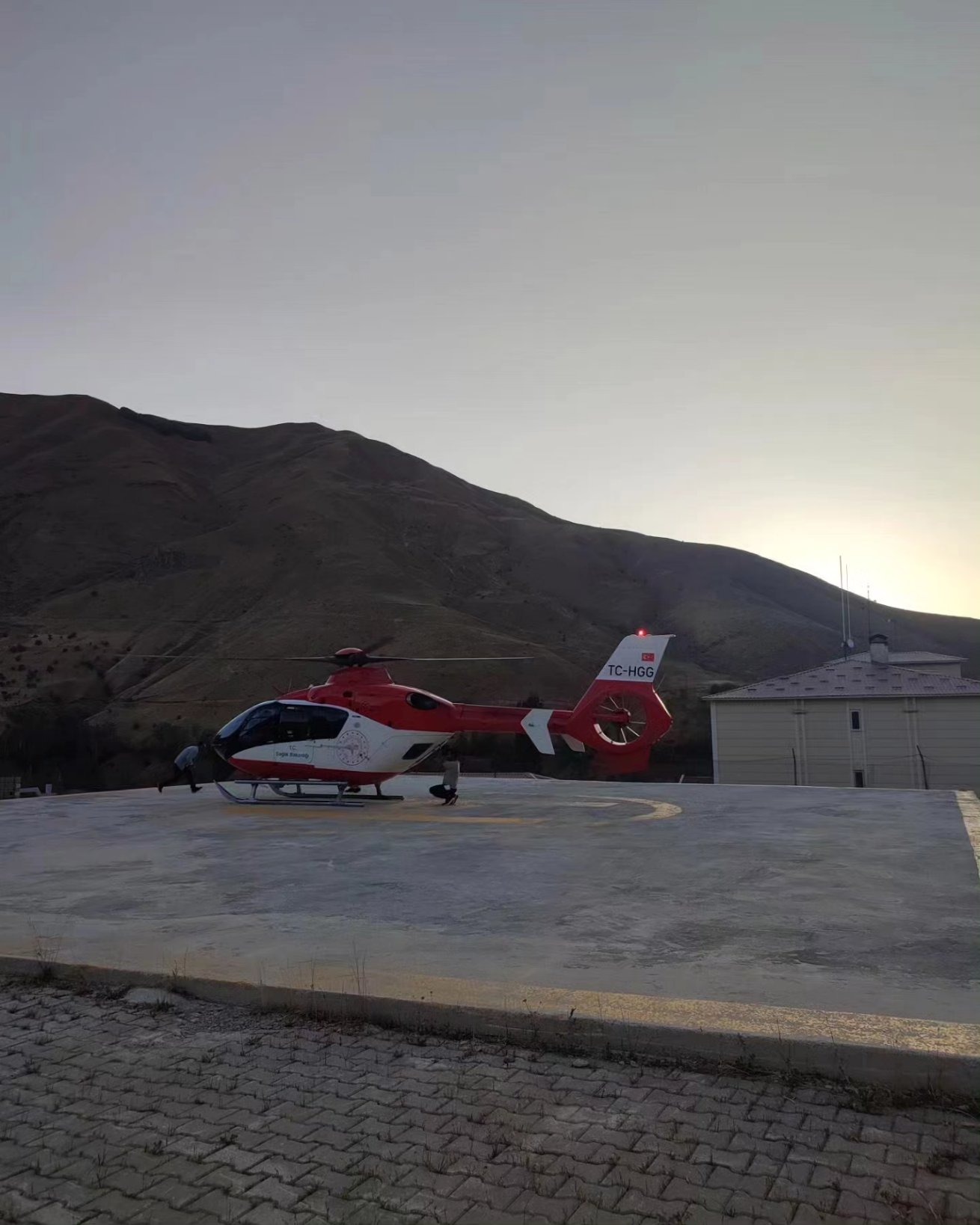 Van’da yüksekten düşen çocuk helikopterle hastaneye kaldırıldı