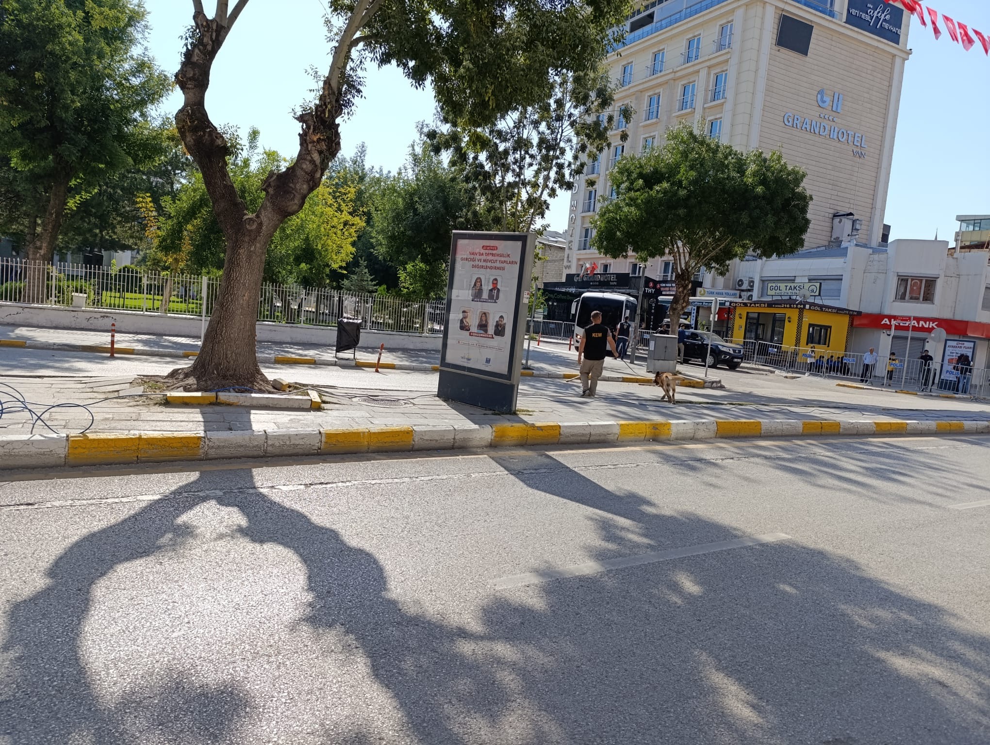 Van’ın Cumhuriyet Caddesi’nde bomba arandı!