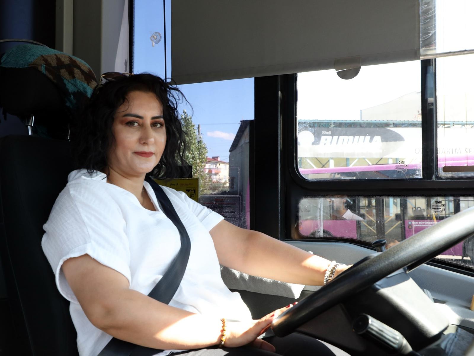 Van’ın tek kadın otobüs şoförü yeniden göreve başladı