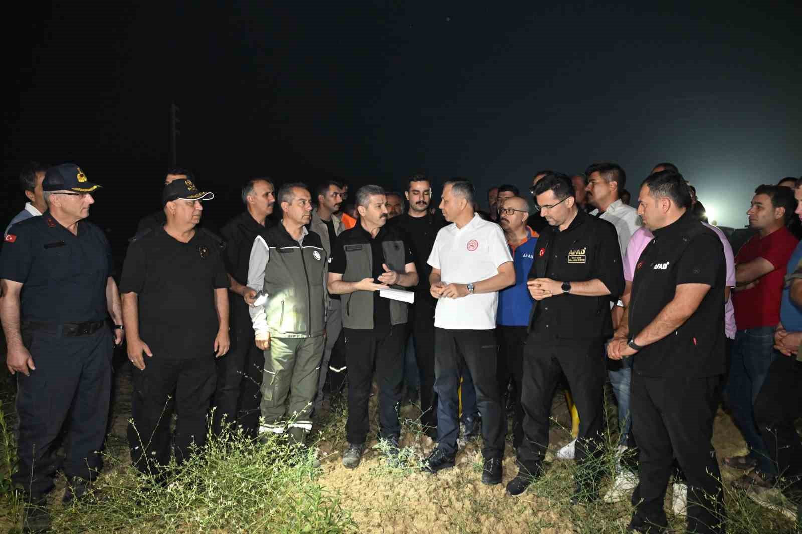 Bakan Yerlikaya, yangın bölgesinde incelemelerde bulundu