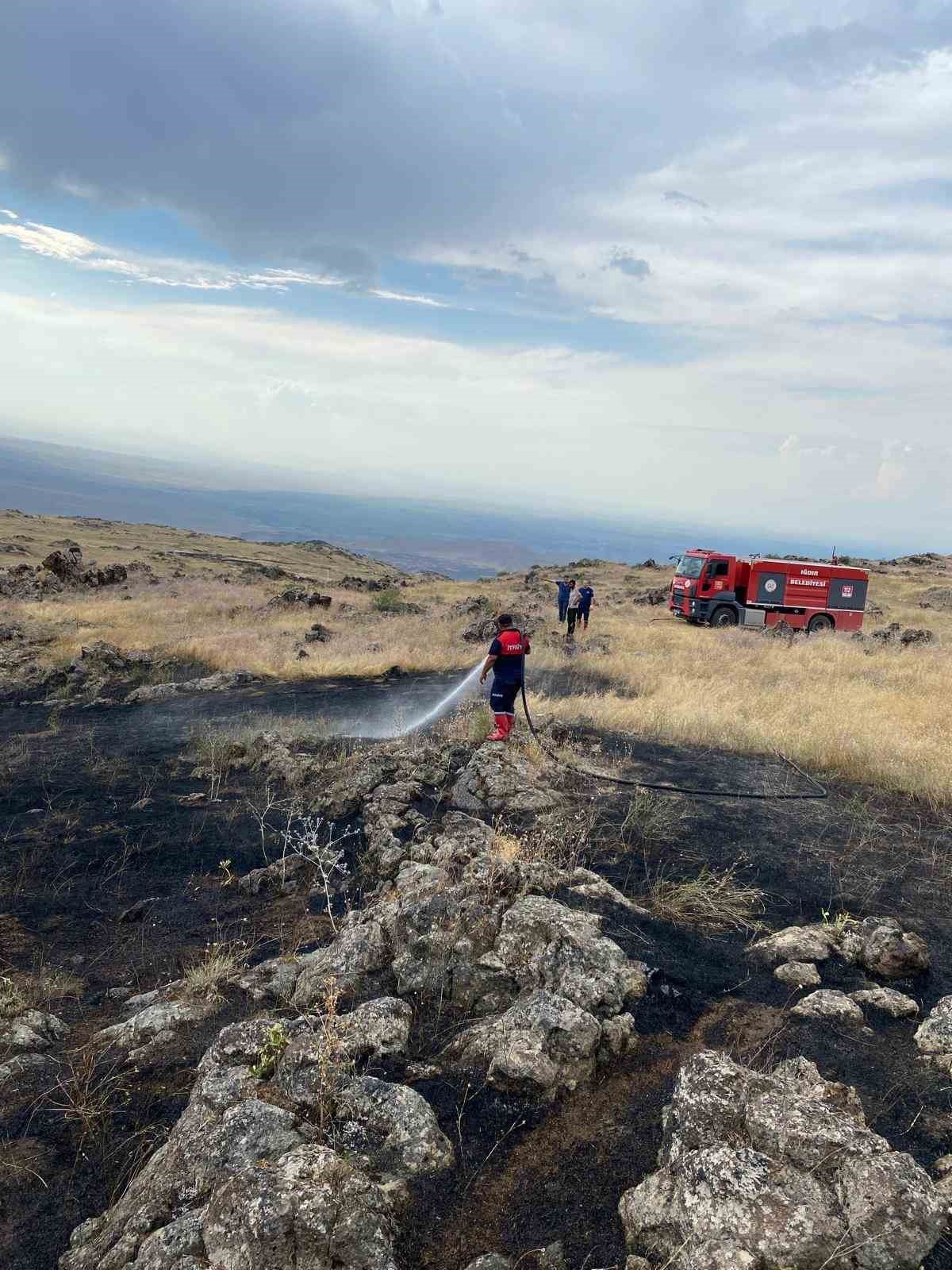 Ağrı Dağı eteklerinde örtü yangını