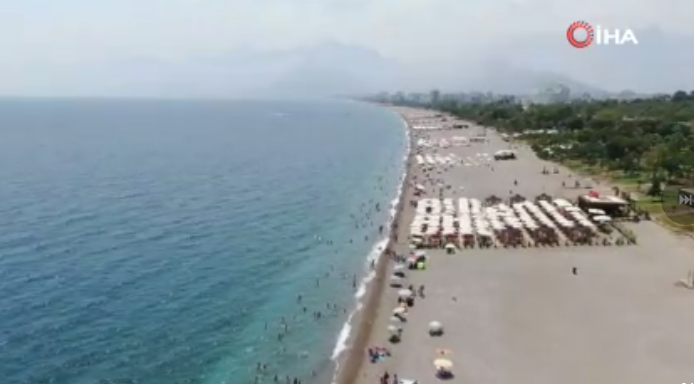 Antalya’da sahiller doldu, taştı