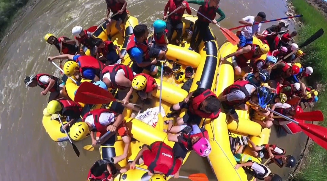 Babalar ve çocukların rafting macerası