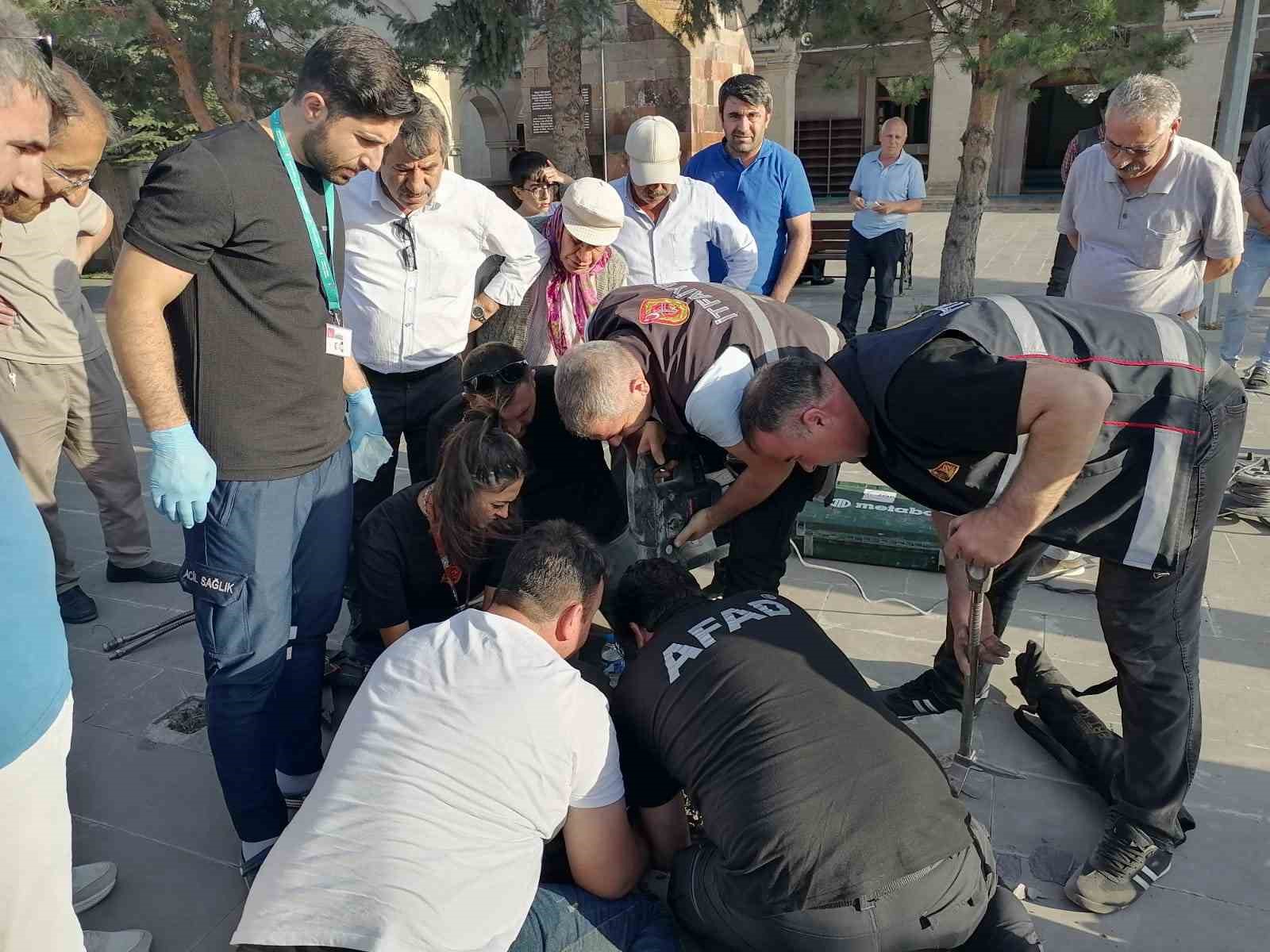 Bacağı boruya sıkışan çocuk kurtarıldı