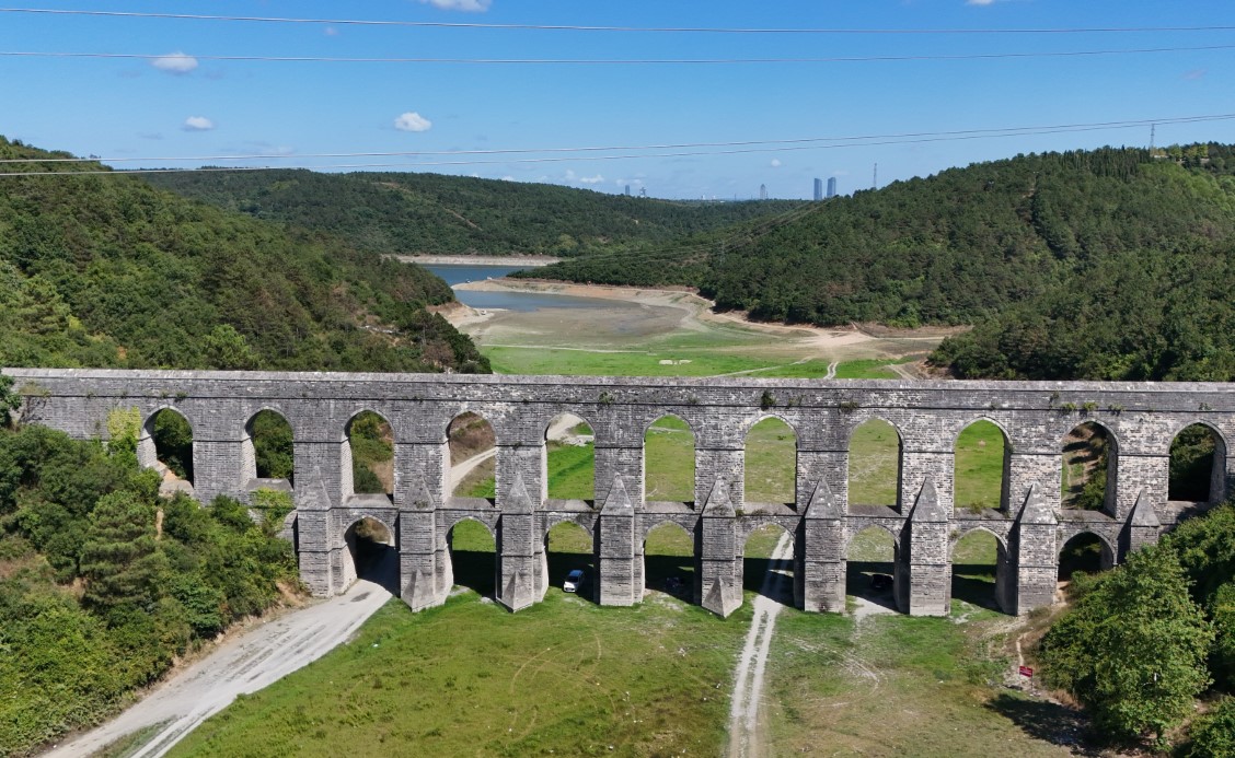 Kuruyan barajlar piknik alanı oldu