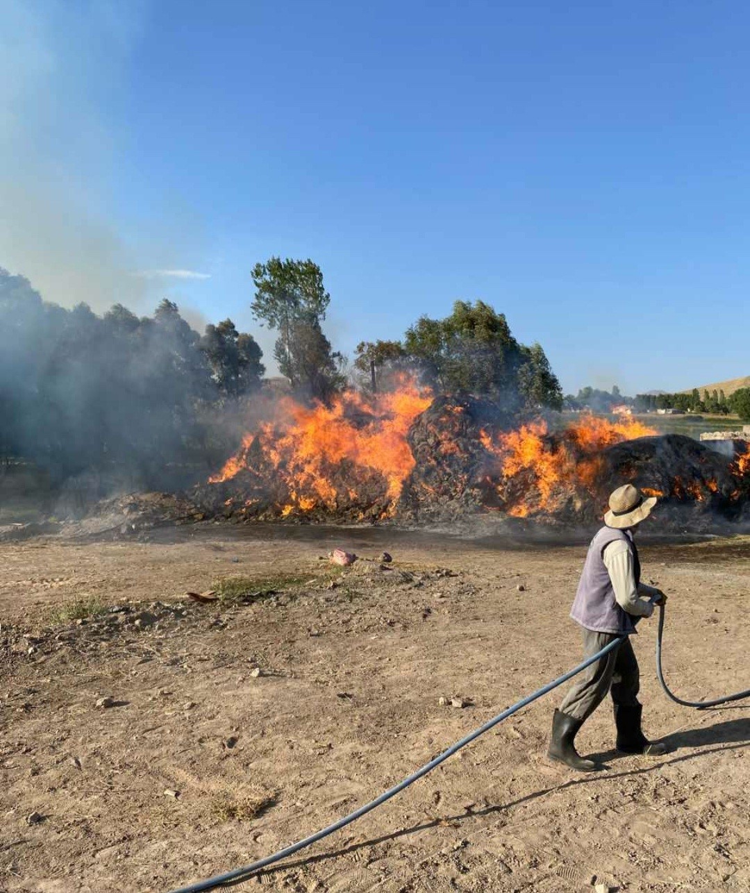 Başkale’de çıkan yangında  4 bin bağ ot kül oldu