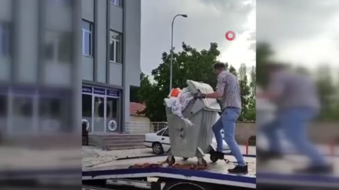 Belediyeye kızan vatandaştan ilginç protesto