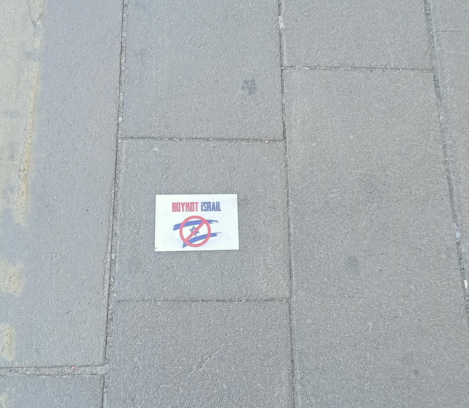 Van’ın en işlek caddelerine boykot stackerları yapıştırıldı