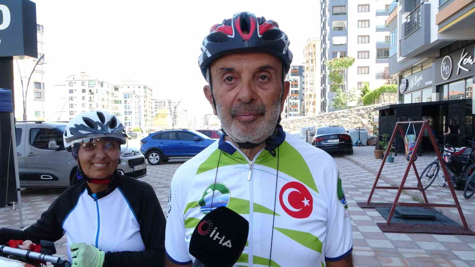 Seyahat tutkunu çift, bisikletle 3 bin kilometre yol yaptı