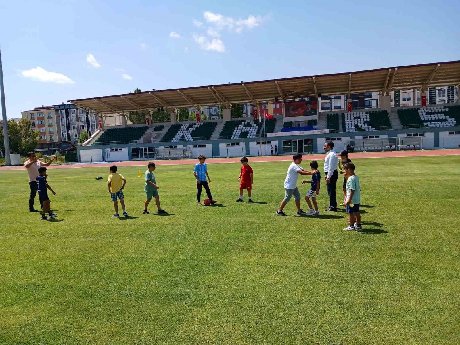 Kars’ta milletvekili çocuklarla top oynadı