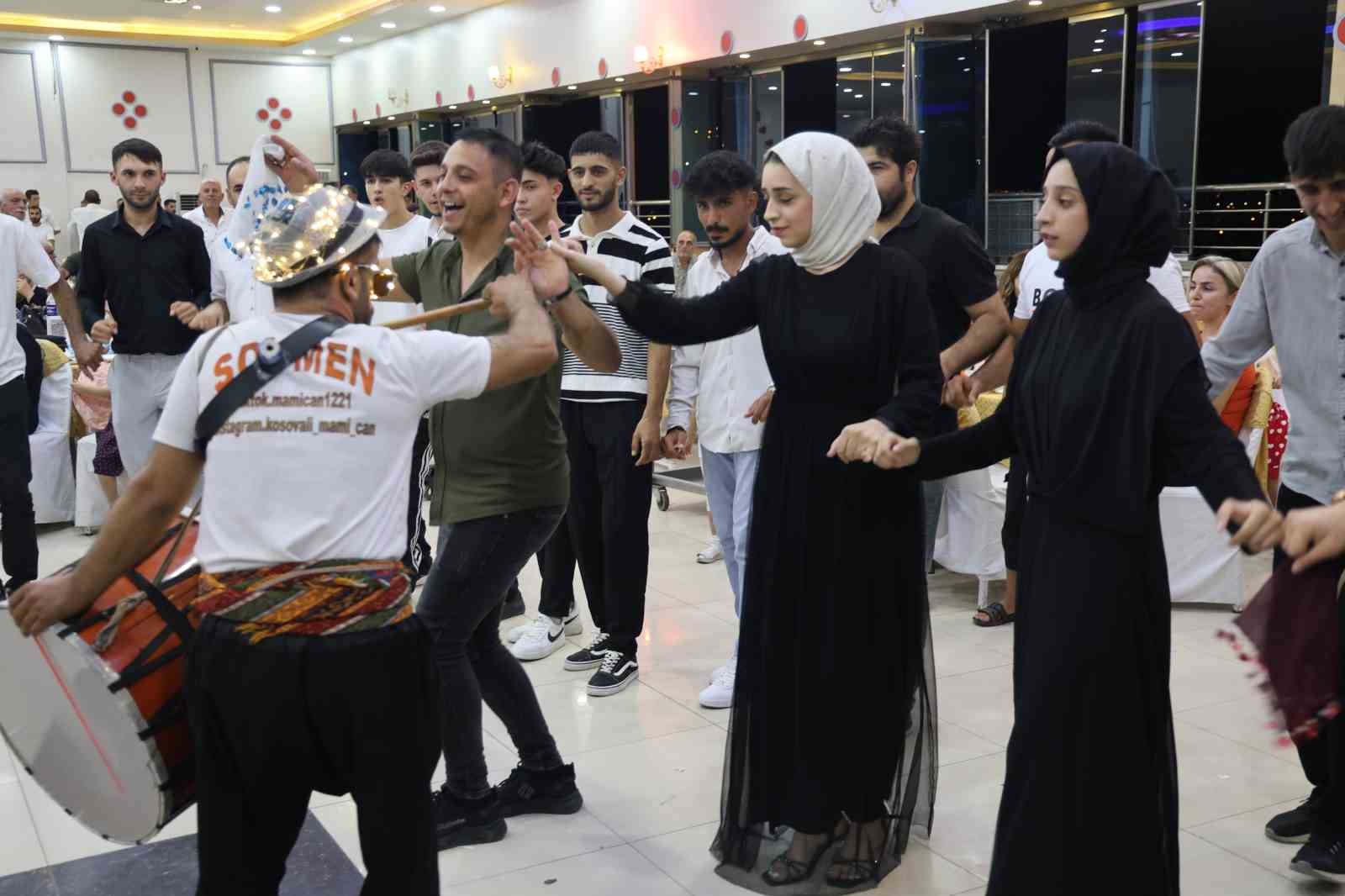 Elazığ’da çılgın davulcudan ateşli şov, günde 4 düğüne gidiyor