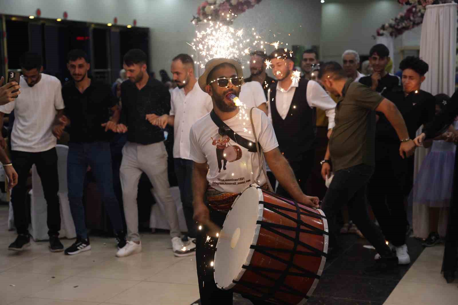 Elazığ’da çılgın davulcudan ateşli şov, günde 4 düğüne gidiyor